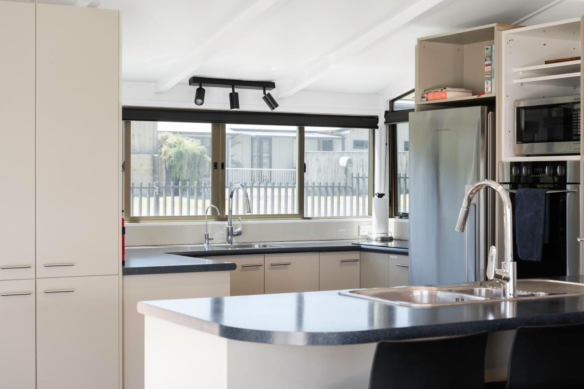 Pukehina Estuary Sunset Views Holiday Home المظهر الخارجي الصورة