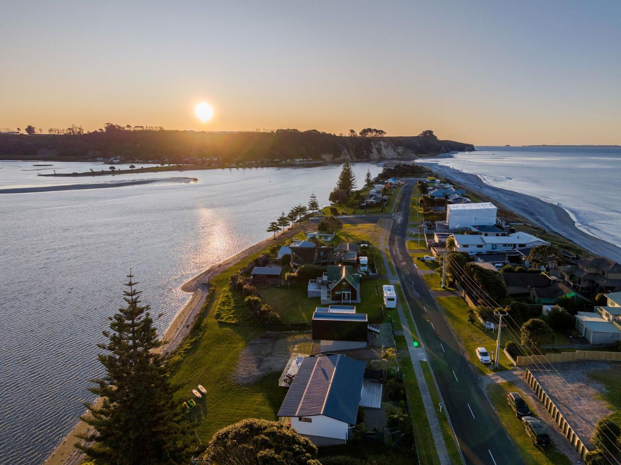 Pukehina Estuary Sunset Views Holiday Home المظهر الخارجي الصورة